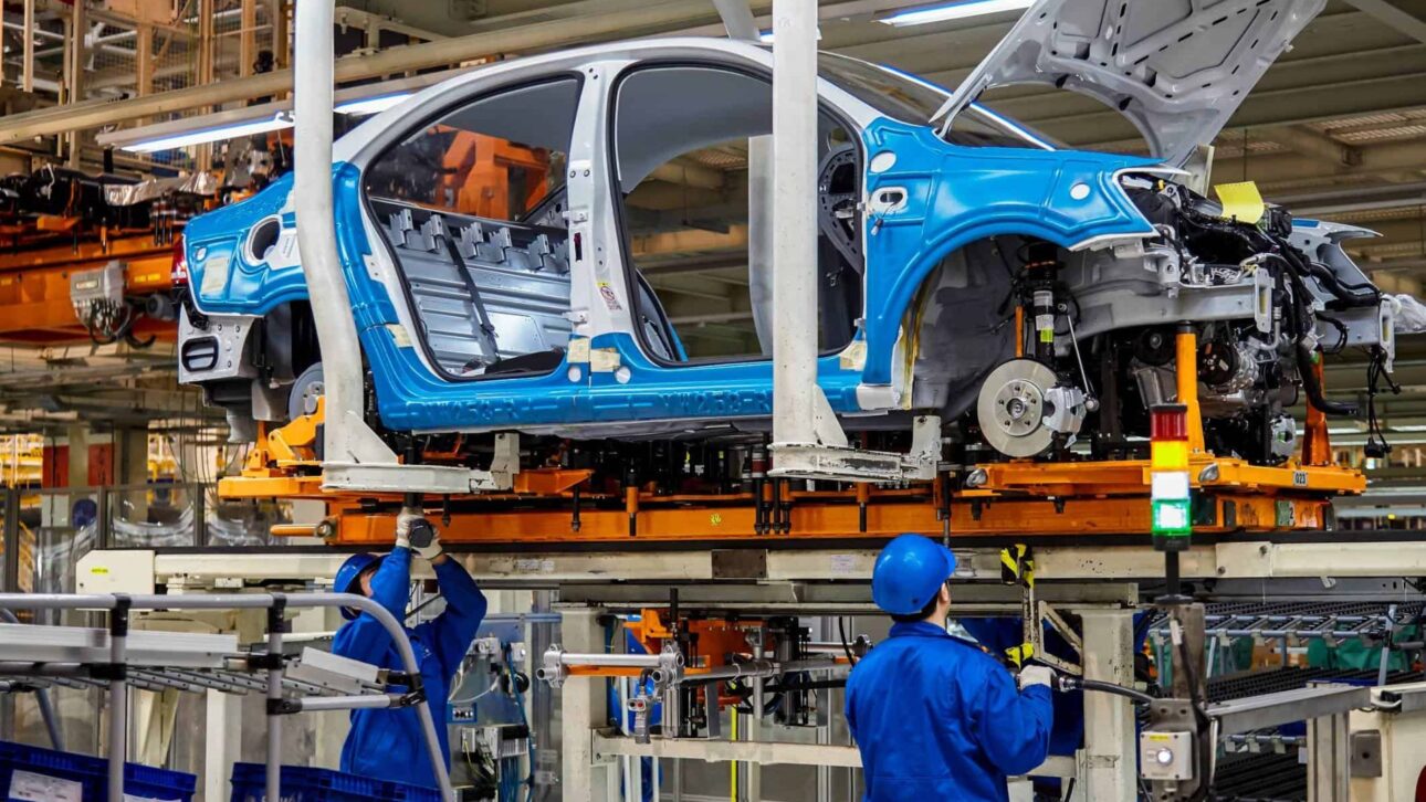 Aún con nuevas fábricas e incentivos, los autos en Brasil siguen caros. Entiende los 8 factores que mantienen los precios altos en las montadoras.