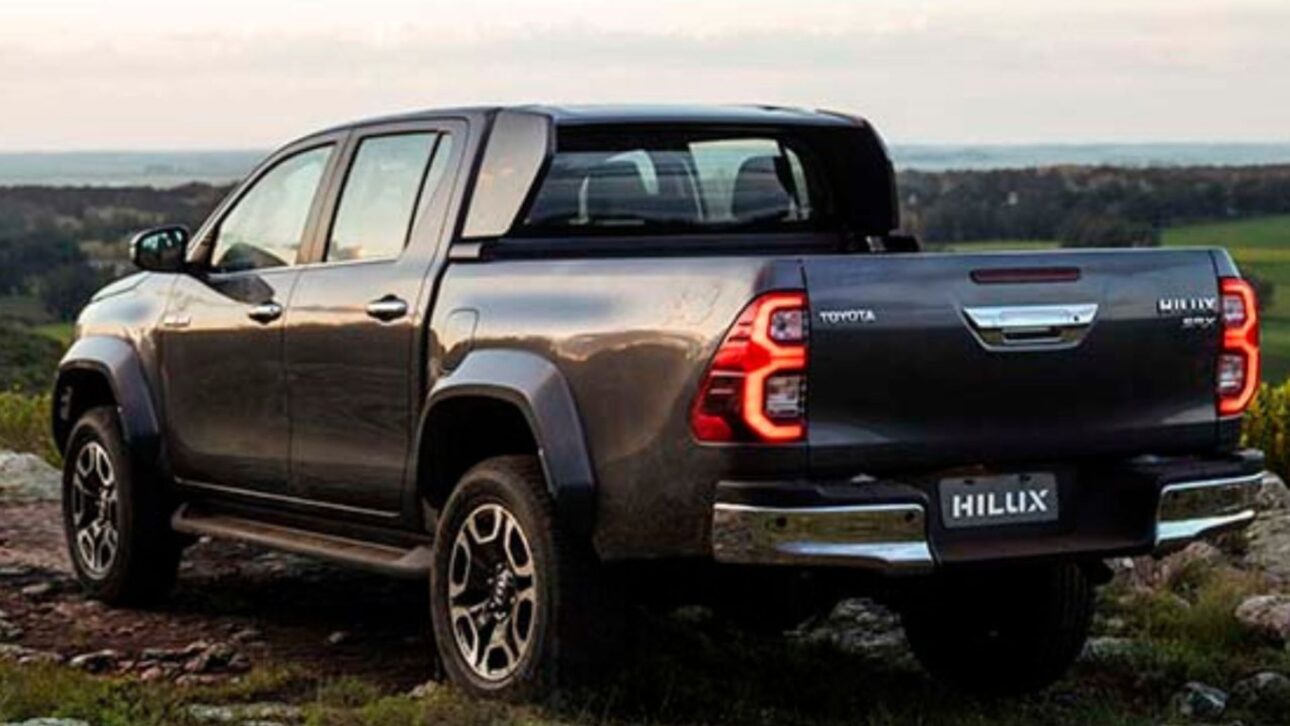Toyota Hilux SRX 2025 cabina doble 4×4 3.500 kg de remolque, paquete de tecnología y seguridad para trabajo y uso urbano. (Imagen: reproducción)
