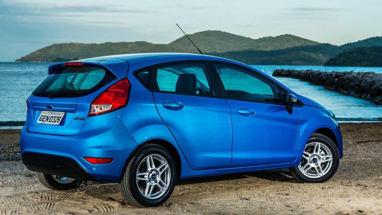 Ford Fiesta 1.6 aún atrae en 2025 con bajo consumo, piezas accesibles y seguridad básica. Veja por qué el compacto sigue valorizado.