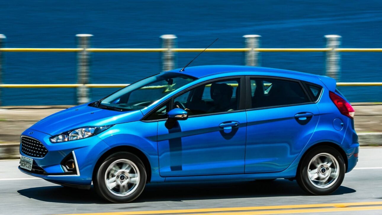 Ford Fiesta 1.6 aún atrae en 2025 con bajo consumo, piezas accesibles y seguridad básica. Veja por qué el compacto sigue valorizado.