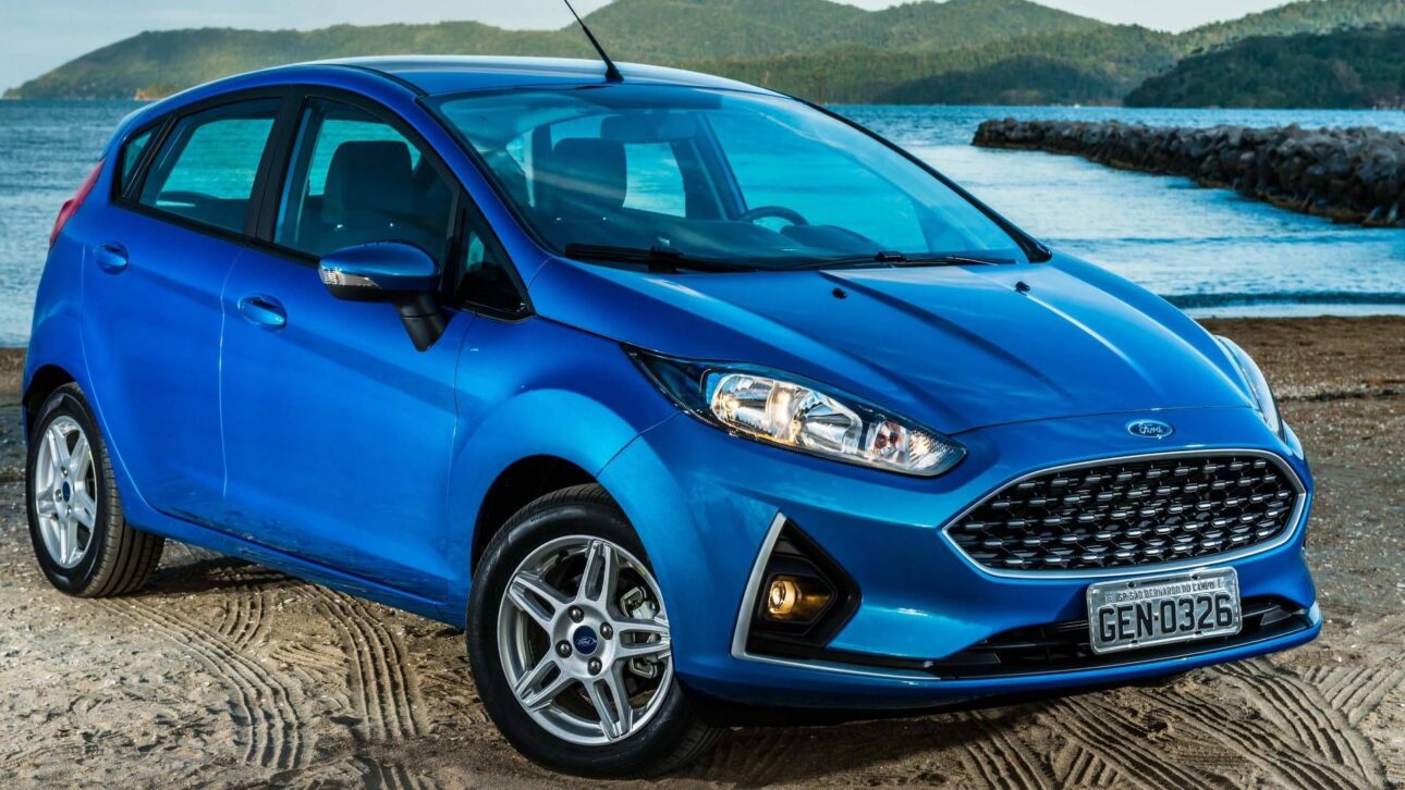 Ford Fiesta 1.6 aún atrae en 2025 con bajo consumo, piezas accesibles y seguridad básica. Veja por qué el compacto sigue valorizado.