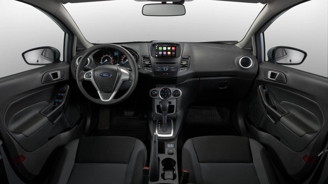 Ford Fiesta 1.6 aún atrae en 2025 con bajo consumo, piezas accesibles y seguridad básica. Veja por qué el compacto sigue valorizado.