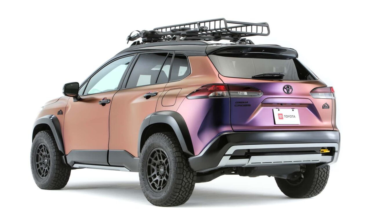 Corolla Cross Nasu Edition trae pintura camaleón púrpura, tracción integral y motor híbrido. Concepto de Toyota se estrena en SEMA Show 2025.