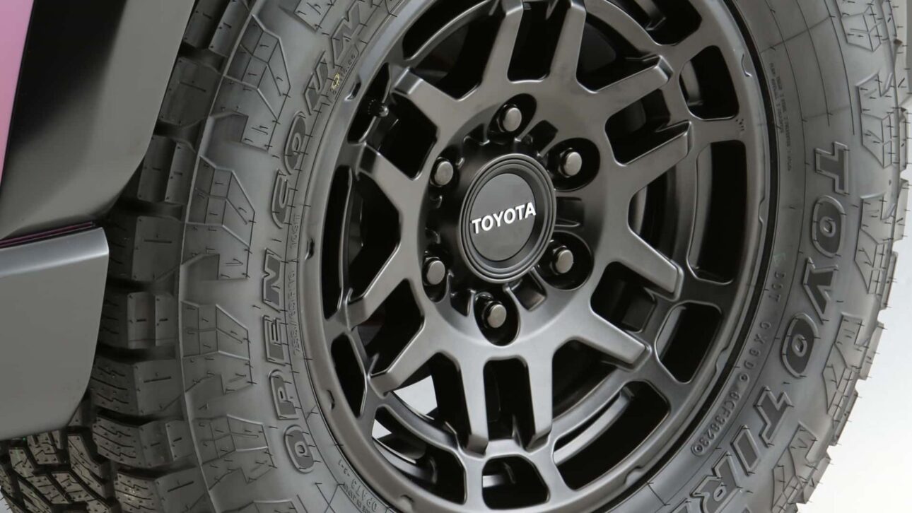 Corolla Cross Nasu Edition trae pintura camaleón púrpura, tracción integral y motor híbrido. Concepto de Toyota se estrena en SEMA Show 2025.