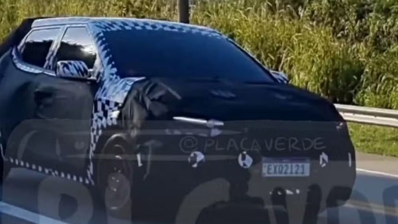 Nuevo Hyundai HB20 2026 llega mayor, con diseño europeo, motor turbo y opción híbrida. Descubre qué cambia en el hatch más vendido. (imagen: Placa Verde)