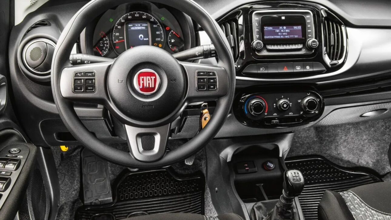 Fiat Uno mantiene fama de carro resistente, económico y fácil de mantener, con versiones usadas por menos de R$ 25 mil en Brasil.