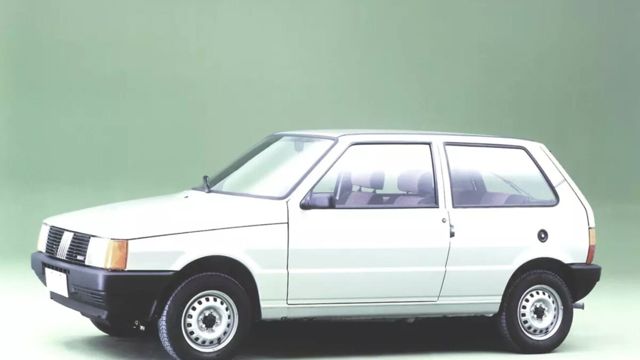 Fiat Uno mantiene fama de carro resistente, económico y fácil de mantener, con versiones usadas por menos de R$ 25 mil en Brasil.