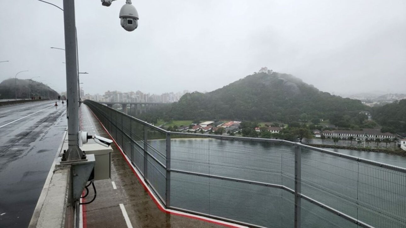Ciclovía suspendida de la Tercera Puente conecta Vitória y Vila Velha con 3,5 km, mirador urbano y estructura metálica a 70 metros sobre el mar.