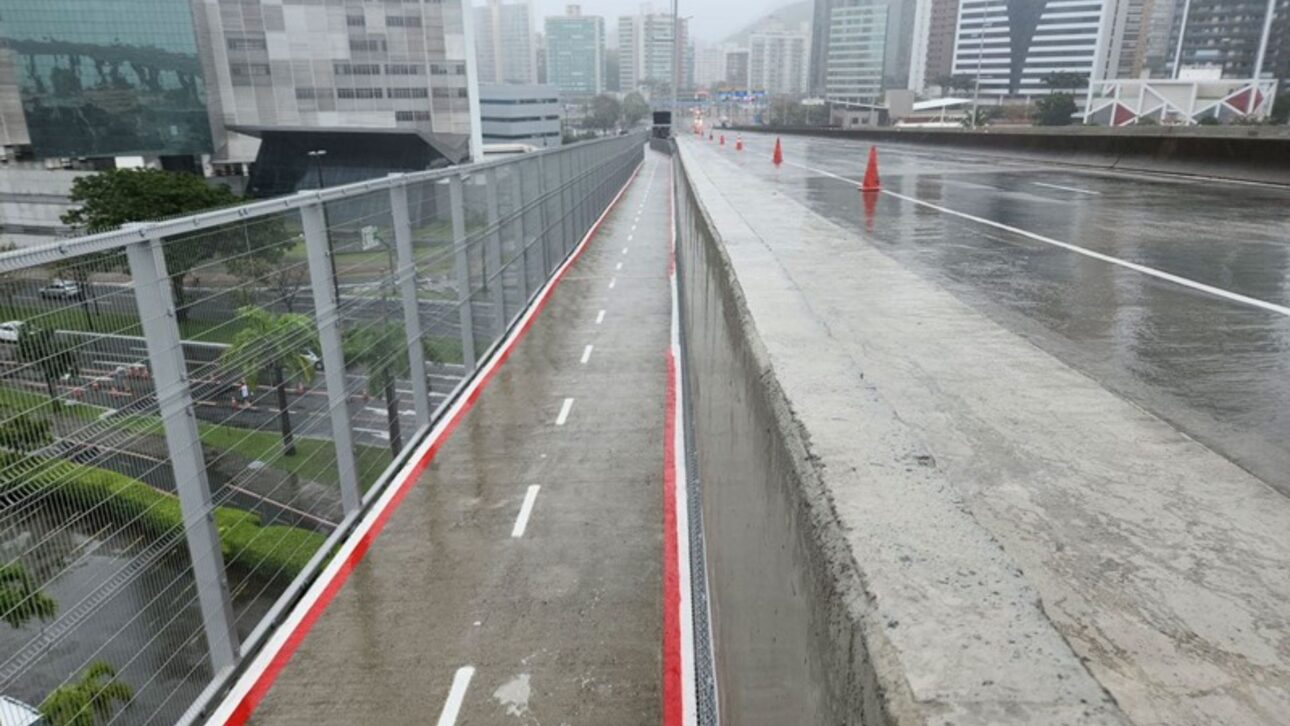 Ciclovía suspendida de la Tercera Puente conecta Vitória y Vila Velha con 3,5 km, mirador urbano y estructura metálica a 70 metros sobre el mar.