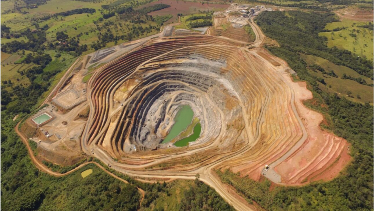Planta de procesamiento de nióbio en Minas Gerais, ilustrando el desafío de la transformación industrial del metal en Brasil. (Imagen: Echion/CBMM)