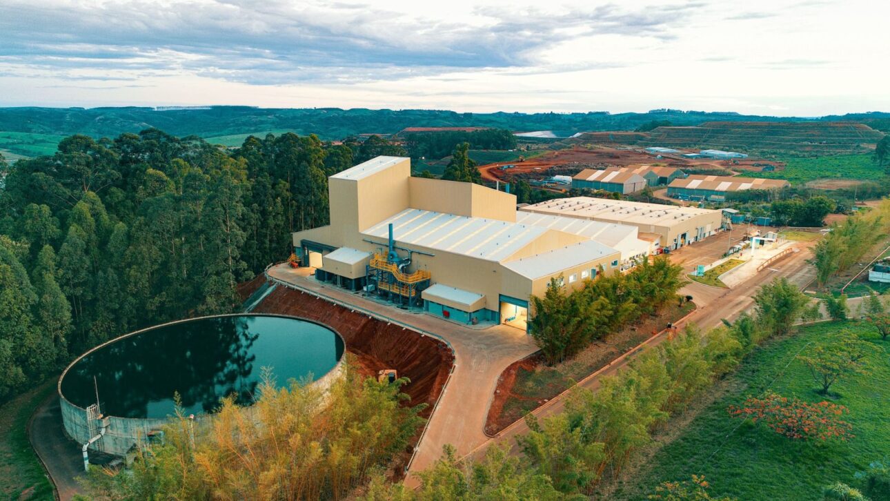 Visión aérea de la mina a cielo abierto de nióbio en Araxá, Brasil, símbolo del liderazgo brasileño en producción de nióbio. (Imagen: Mining.com)