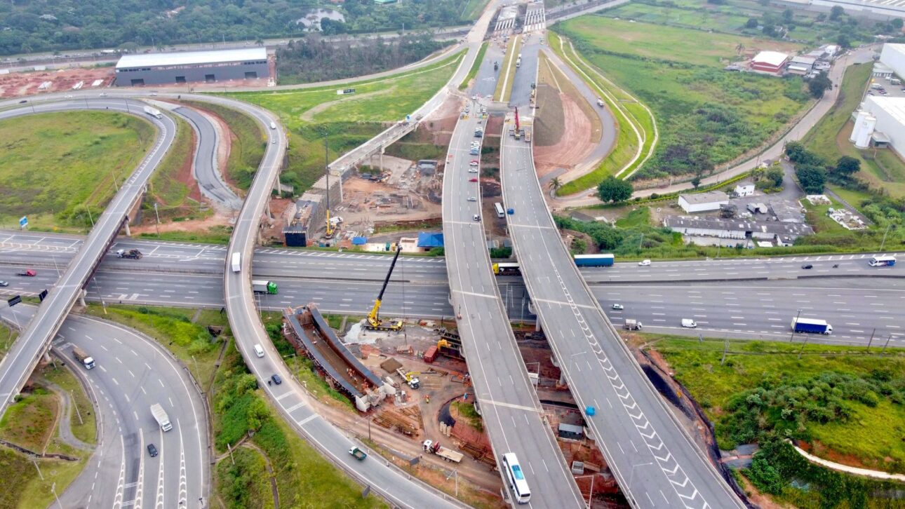 Modernización de carreteras en el paquete “SP pra Toda Obra”: trecho duplicado con nuevo pavimento y señalización visible para mejorar la infraestructura vial estatal. (Imagen: Gobierno del Estado de São Paulo)