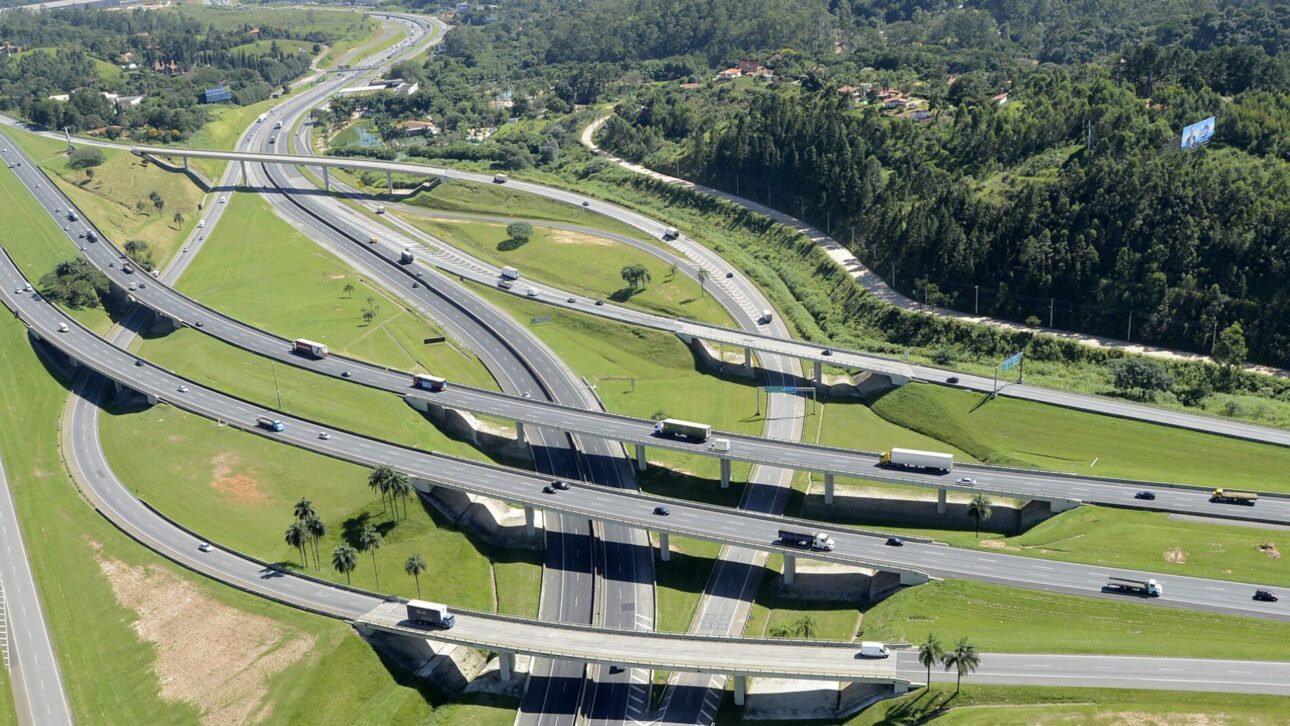 Avance de las obras del trecho Norte del Rodoanel en São Paulo, integrando logística, carreteras y generación de empleos en el mayor plan de infraestructura vial del estado. (Imagen: Gobierno del Estado de São Paulo, via proyecto Flickr-CC-BY2.0)