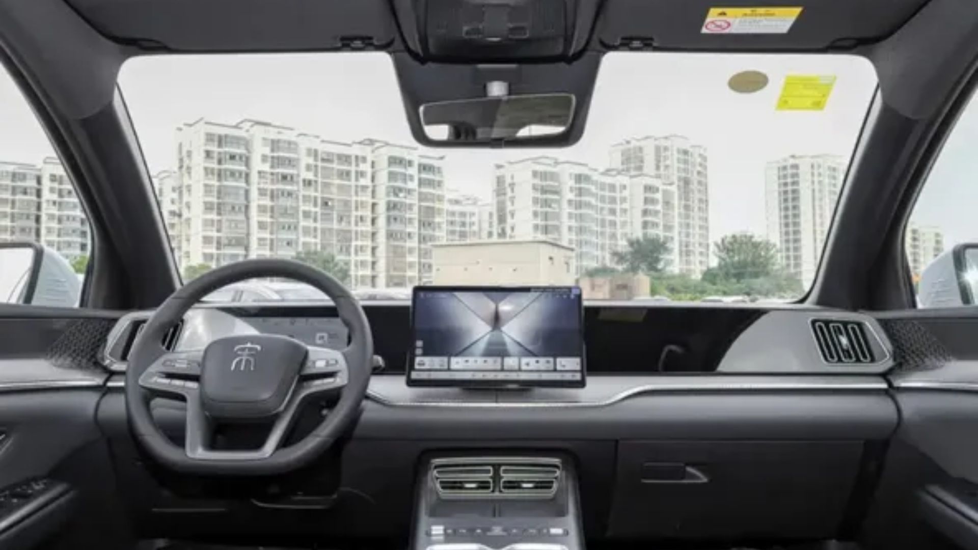 BYD Song Pro flex estreia no Brasil com até 133 km elétricos, novo câmbio na coluna e design da linha 2027. Confira os detalhes.