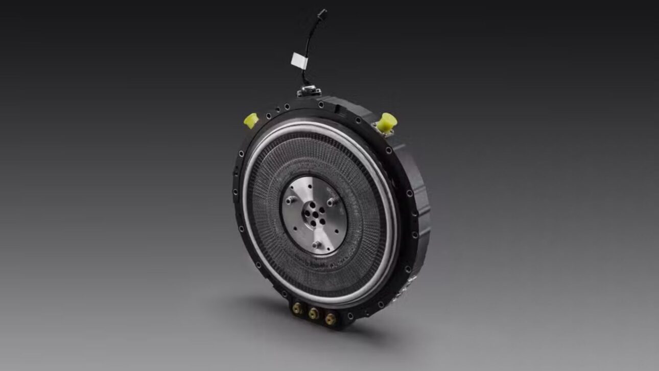 Motor elétrico da YASA, parceiro da Mercedes-Benz, entrega 1.000 cv com apenas 13 kg e promete revolucionar o desempenho dos carros elétricos.