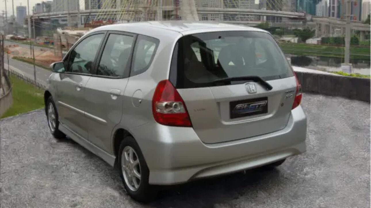 Honda Fit automático usado cuesta menos de R$ 28 mil, hace hasta 14 km/l y mantiene fama de carro inquebrável y económico. Consulta los detalles.