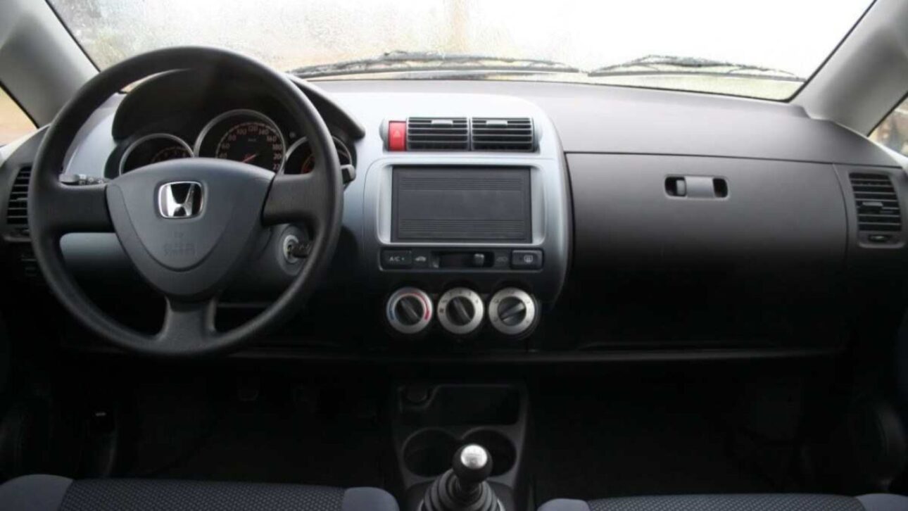 Honda Fit automático usado cuesta menos de R$ 28 mil, hace hasta 14 km/l y mantiene fama de carro inquebrável y económico. Consulta los detalles.