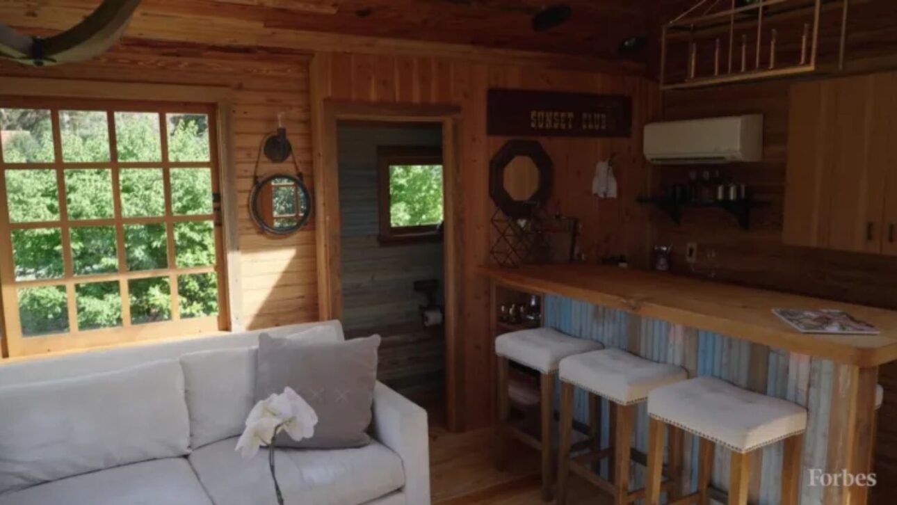 Casa en el árbol más lujosa del mundo tiene tres pisos, puente de 20 metros y fue construida sobre un roble de 30 metros.