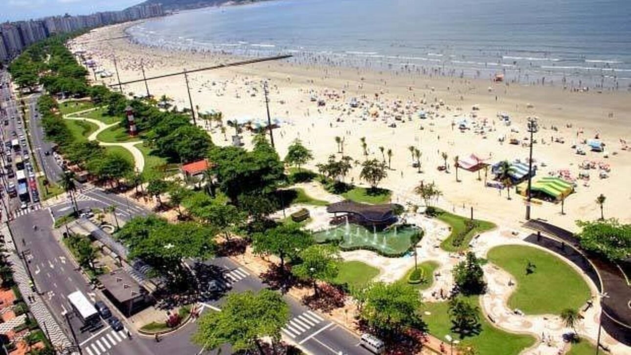 Orla de Santos vista aérea con jardines y ciclovía a orillas del mar, litoral paulista. (Imagen: Reproducción / The Summer Hunter)