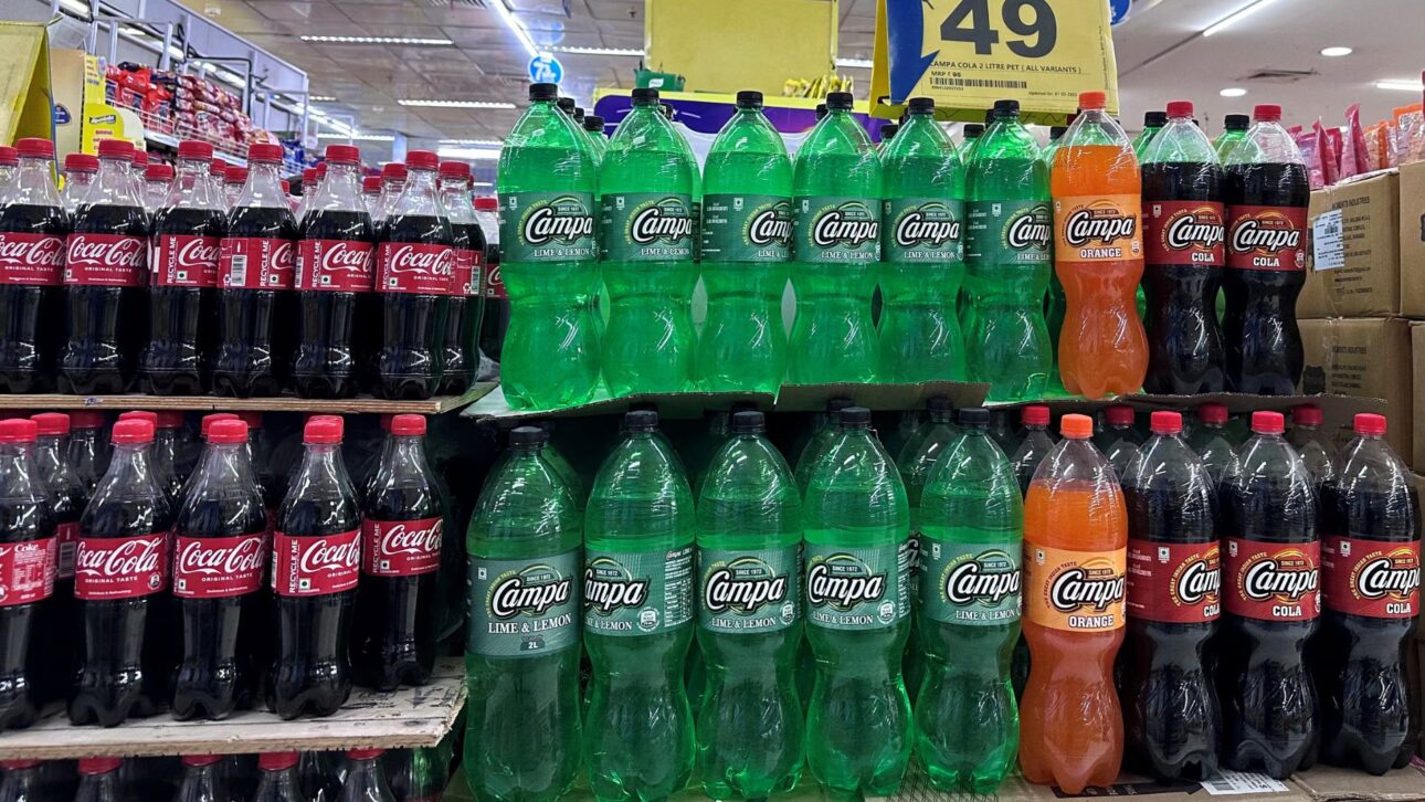 Botella de Campa Cola en estante de retail indio tras el regreso de la marca clásica de los años 70.” (Imagen: Reuters/Francis Mascarenhas) 