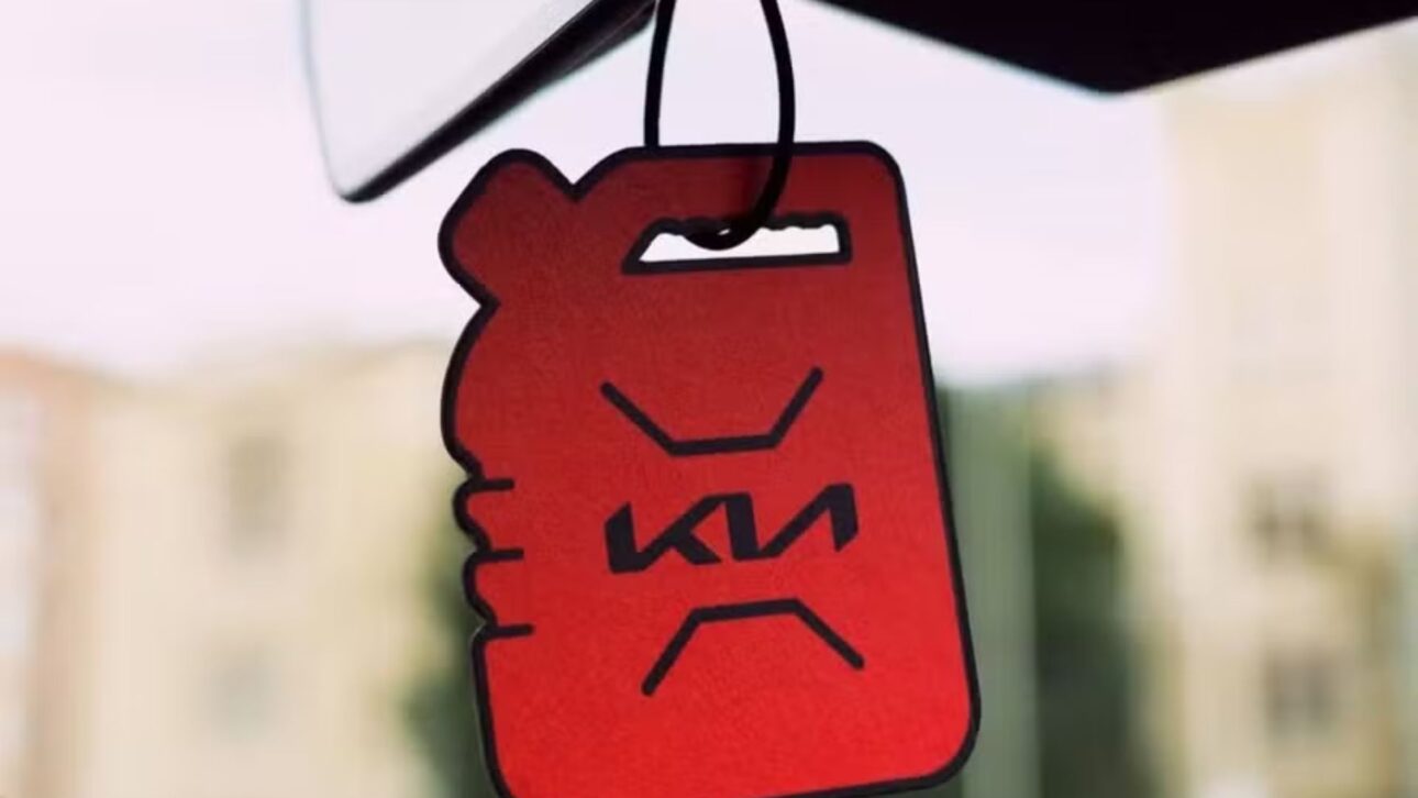 Kia ofrece regalo aromatizante con olor a gasolina para compradores del EV4 en Finlandia, combinando nostalgia y nueva movilidad eléctrica.