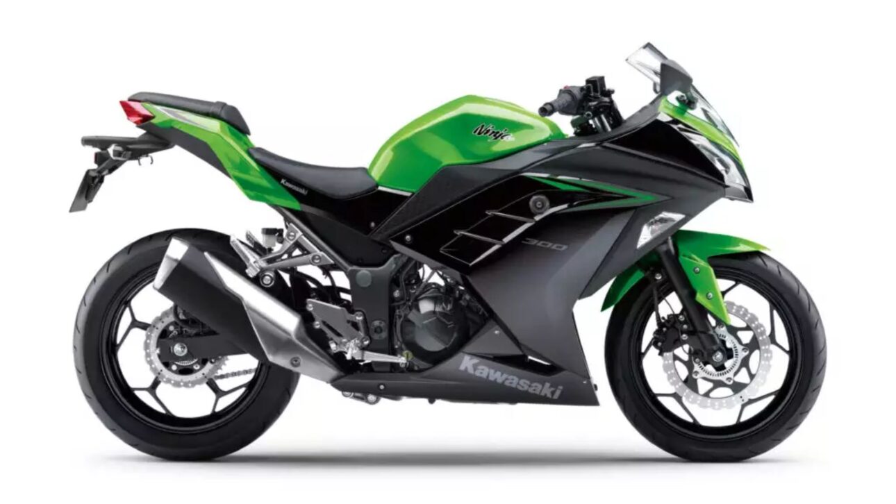 La Kawasaki Ninja 300 trae motor bicilíndrico de 296 cm³, embrague asistido y deslizante y visual deportivo que refuerza su posición entre las motos de entrada más conocidas. (Imagen: divulgação)