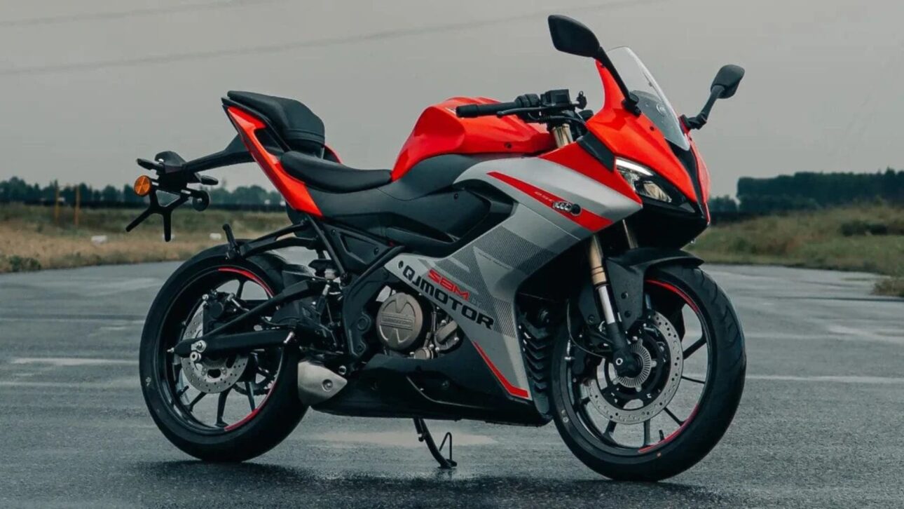 La SBM 250S, resultado de la asociación entre SBM y QJ Motor, tiene motor de 249 cm³, embrague deslizante y diseño inspirado en modelos deportivos de media cilindrada. (Imagen: divulgação)