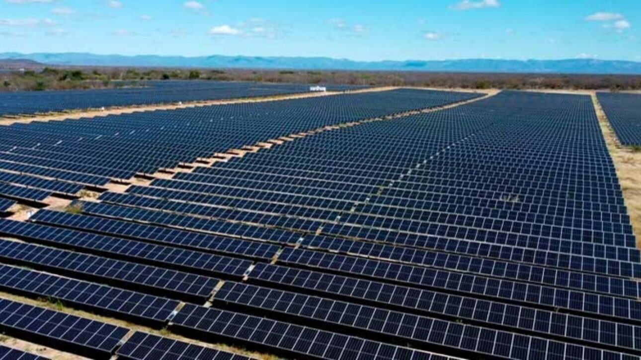 Paneles solares a gran escala en Brasil evidencian el avance de las renovables, elemento central del desequilibrio entre generación y consumo. (Imagen: Divulgación planta solar)