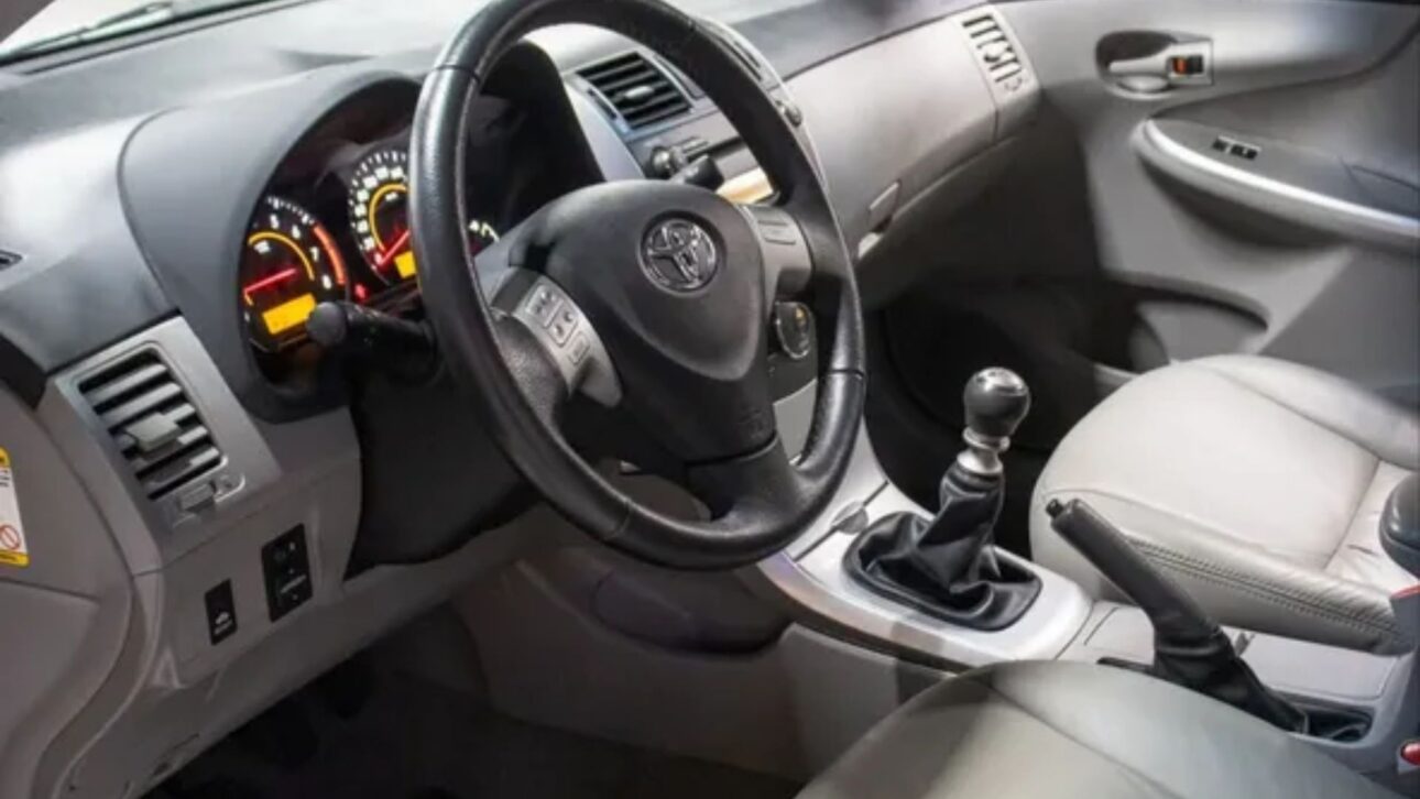 Corolla 2013 manual con 9.770 km sorprende al costar más que un Onix 0 km, destacando conservación y valorización del modelo.