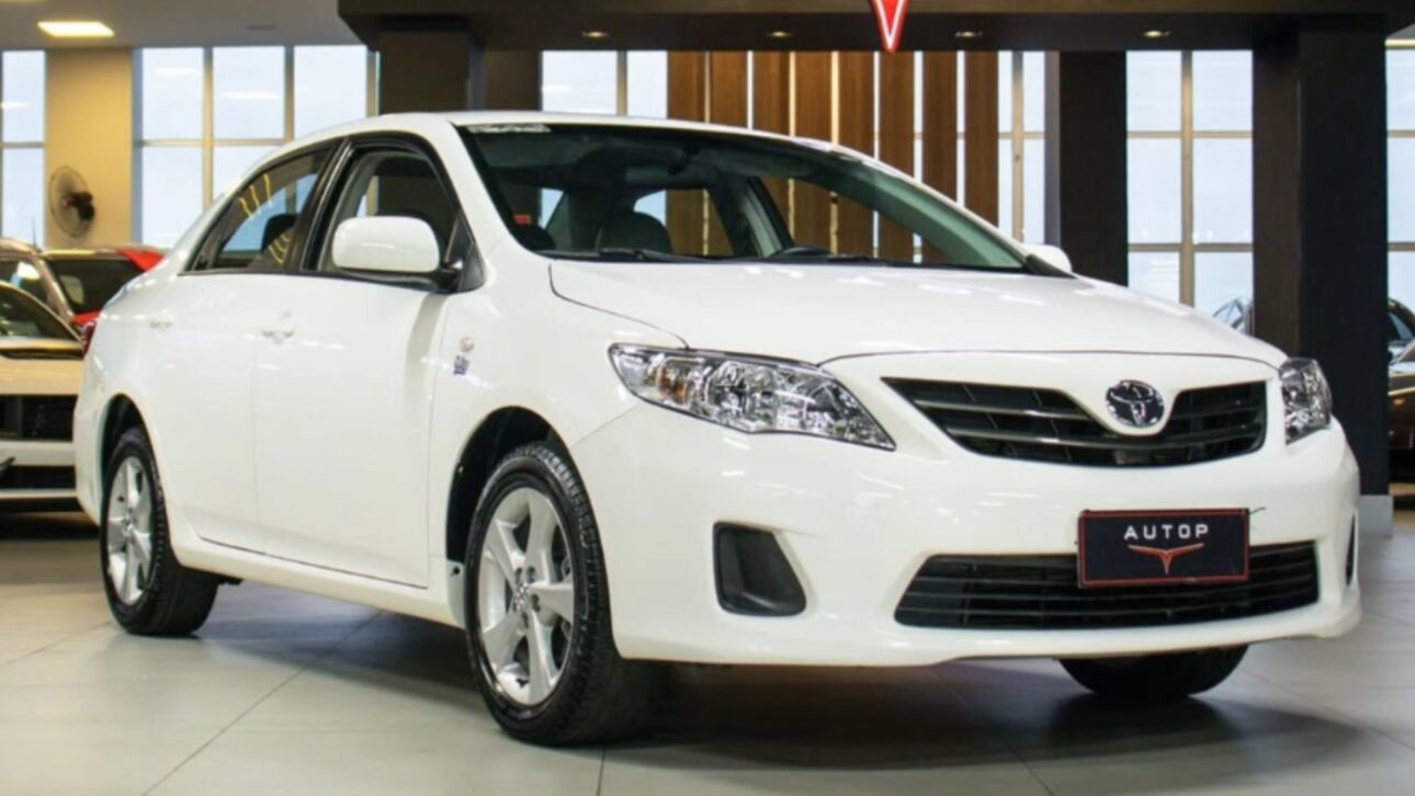 Corolla 2013 manual con 9.770 km sorprende al costar más que un Onix 0 km, destacando conservación y valorización del modelo.