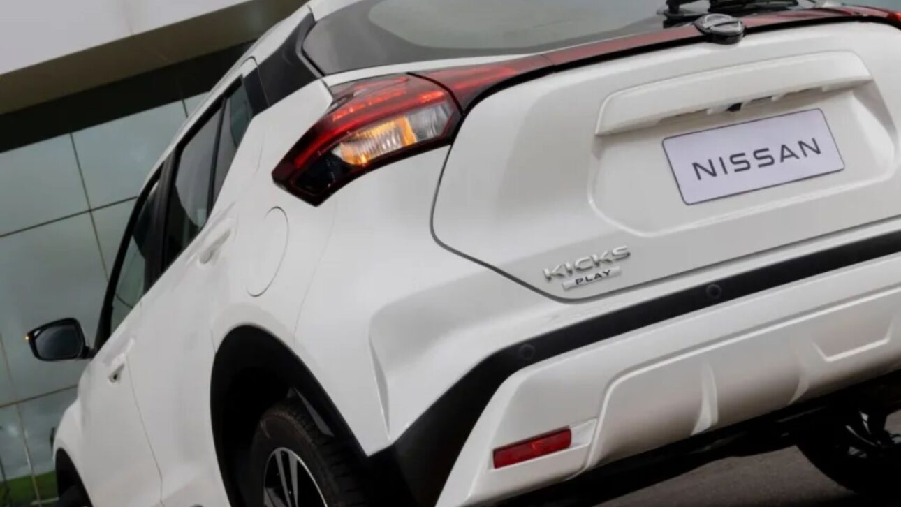 Nissan ofrece el Kicks Play 2025 con motor 1.6, cambio CVT y seis airbags por R$ 104.990 para CNPJ. Oferta va hasta el 4 de noviembre.