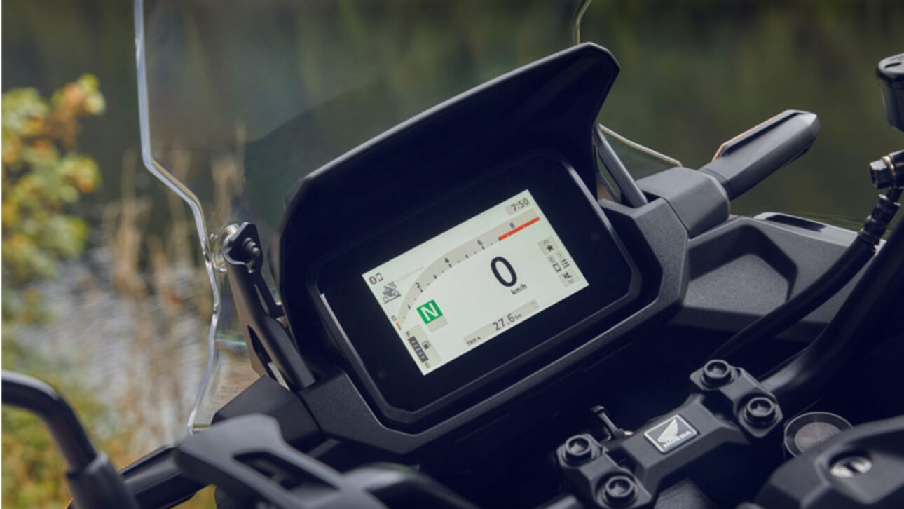 La nueva Honda NC750X 2026 llega con frenos dobles, panel TFT de 5", cambio DCT mejorado y más tecnología para el día a día.