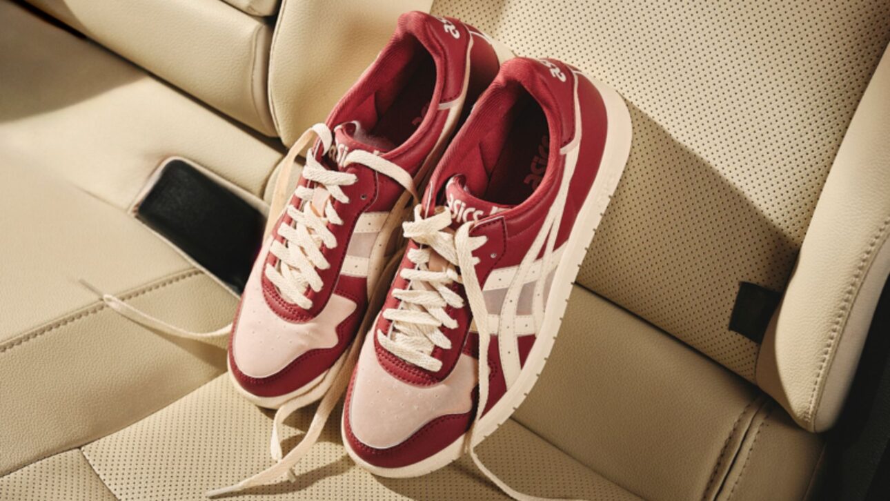 Zapatilla ASICS Japan S Airbag trae 25% de tela reutilizada de airbags de Toyota en diseño retro. Edición limitada en Brasil.