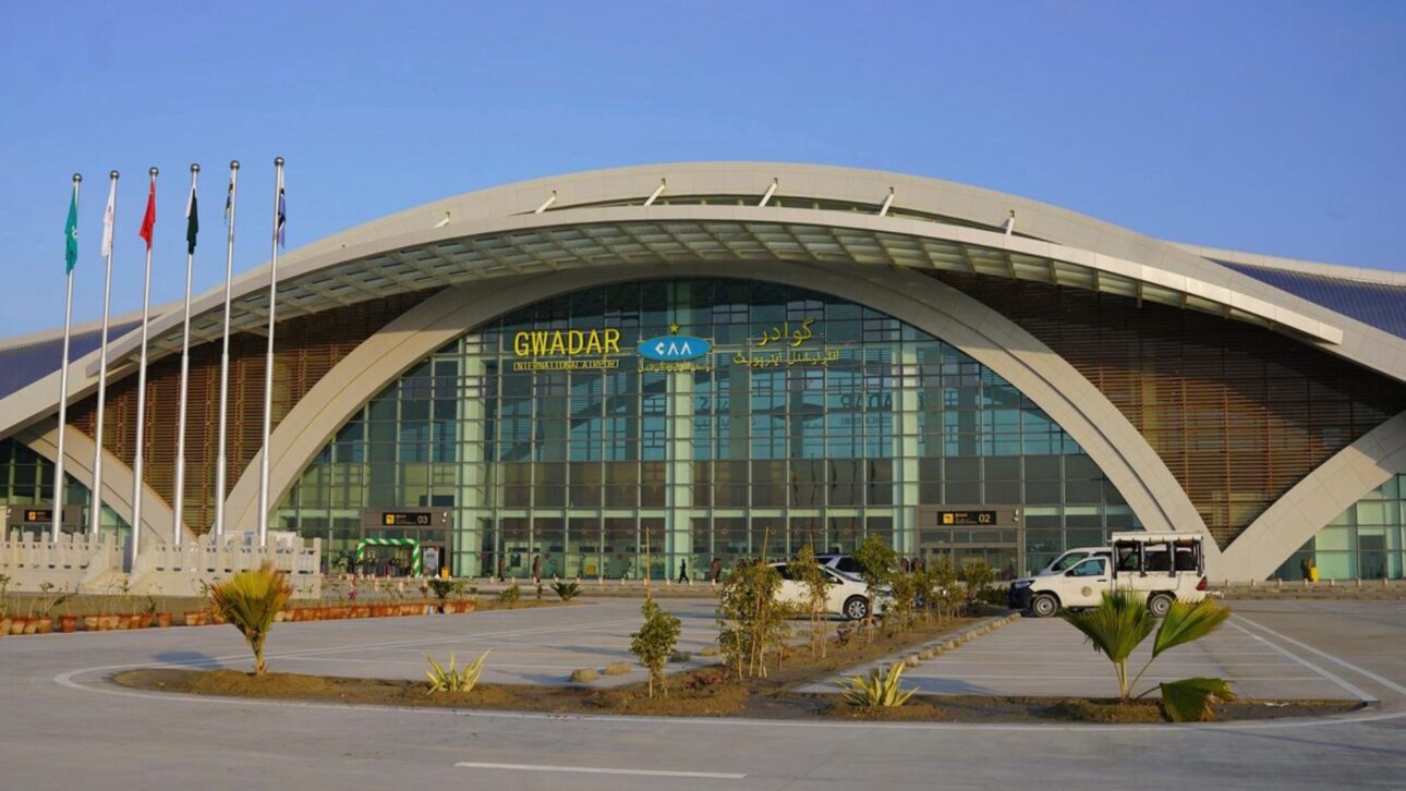 Terminal construido por China en Gwadar opera con solo un vuelo semanal, generando cuestionamientos sobre el uso real de una inversión de R$ 1,3 mil millones.