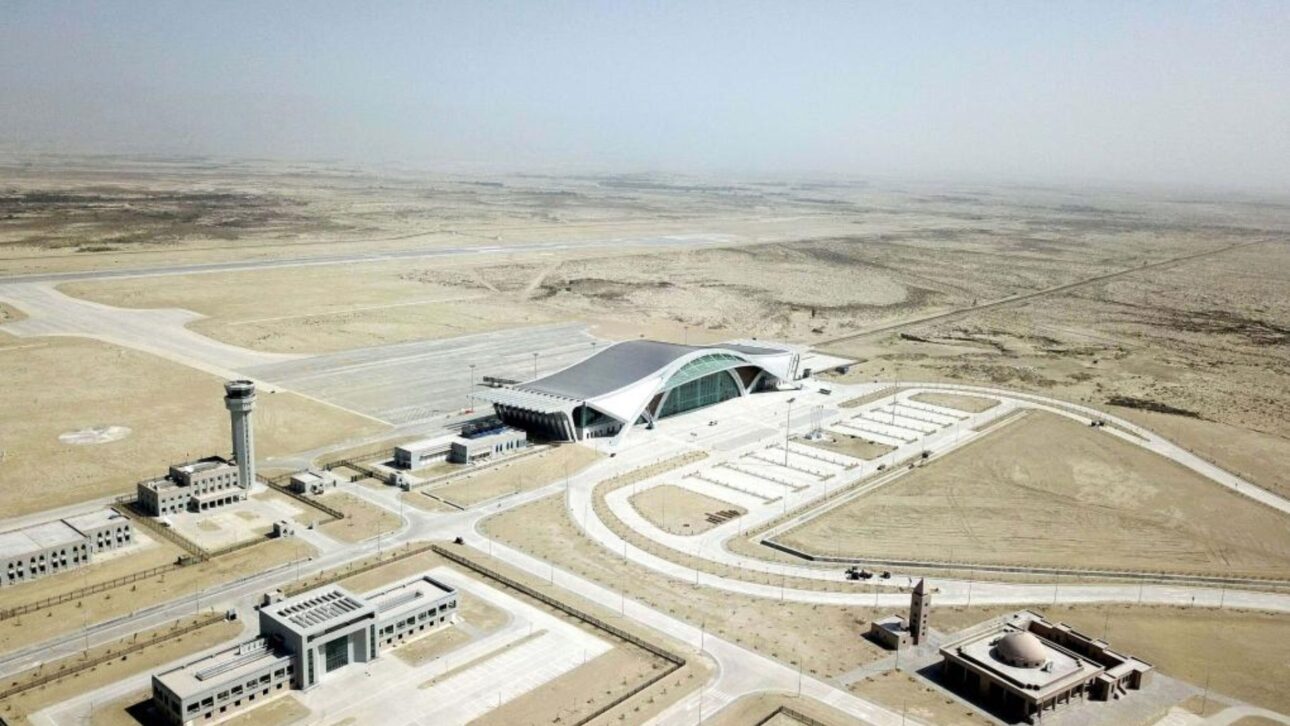 Terminal construido por China en Gwadar opera con solo un vuelo semanal, generando cuestionamientos sobre el uso real de una inversión de R$ 1,3 mil milhões.