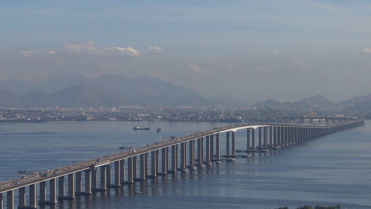 Estructura de pilares de concreto protendido del Puente Río-Niterói ilustrando la ingeniería que integra sensores inteligentes para monitoreo.” (Imagen: Wikimedia Commons)