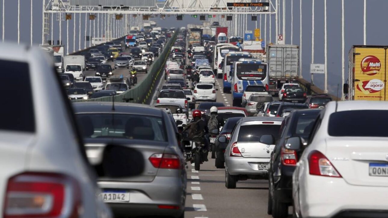 Tráfico intenso de más de 150 mil vehículos por día en el Puente Río-Niterói, vía carretera estratégica en la Región Metropolitana de Río.” (Imagen: Wikimedia Commons)