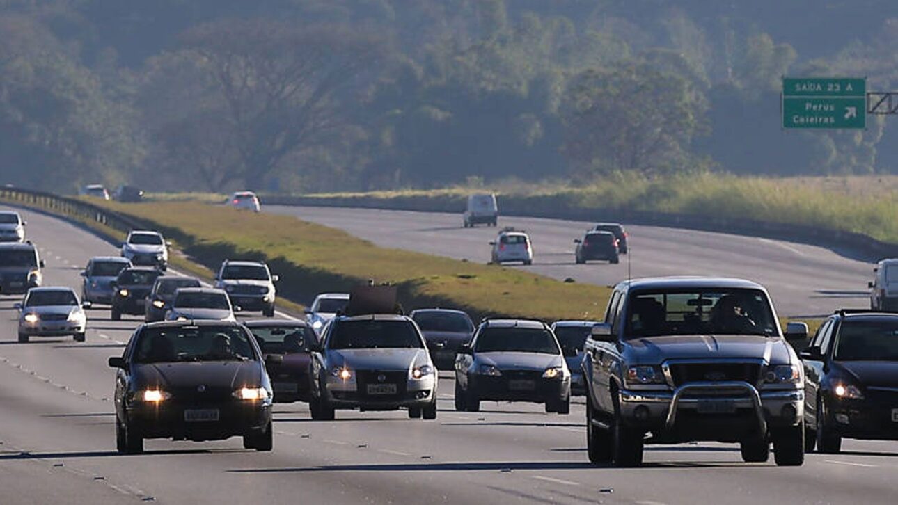 Los coches transitan por una carretera de pista simple en Brasil con el faro bajo apagado, resaltando la regla de uso durante el día. (Imagen: Divulgación)