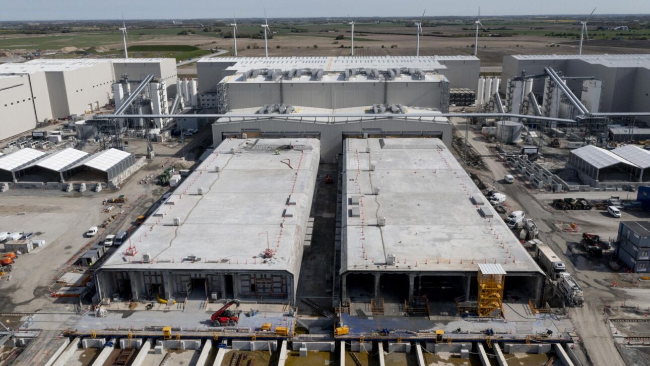 Vista de la fábrica de elementos del túnel inmerso del Fehmarnbelt, con módulos de concreto de 217 m siendo producidos para la conexión Dinamarca-Alemania. (Imagen: Femern A/S)