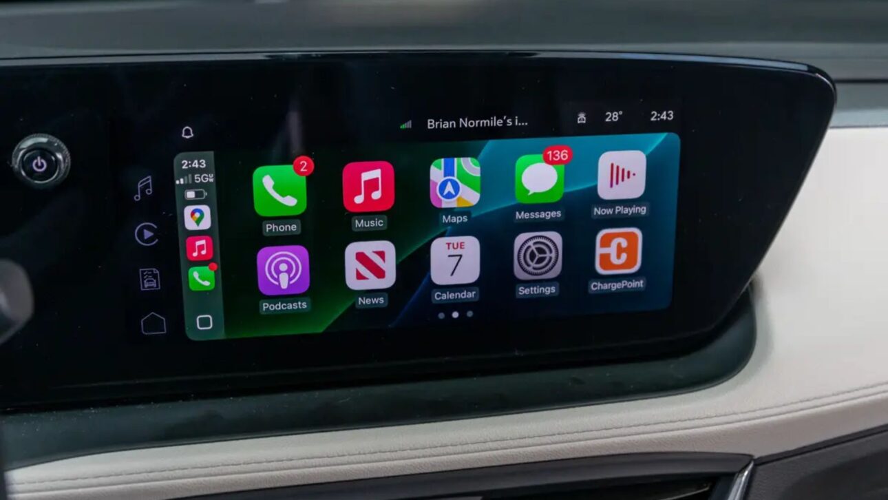 Pantalla de central de infotainment de un Chevrolet Onix/Tracker con espejado de smartphone activado en Brasil.” (Imagen: Eagle Ridge GM)
