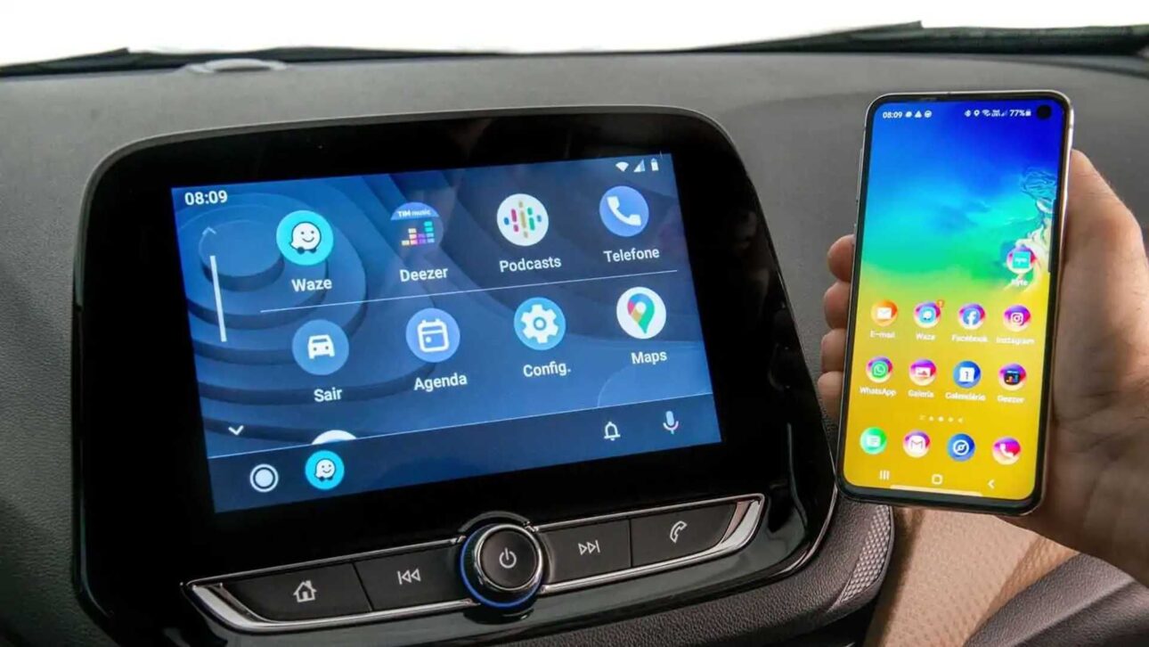 Panel multimedia de vehículo GM exhibiendo Apple CarPlay y Android Auto antes de la eliminación del soporte por parte del fabricante.” (Imagen: GM Authority)