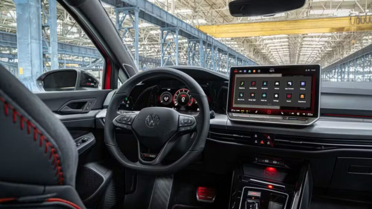 Volkswagen lanza el Golf GTI Edition 50 con 325 cv, 0-100 km/h en 5,3 s, ruedas forjadas y paquete Performance opcional. Conoce precios y detalles.