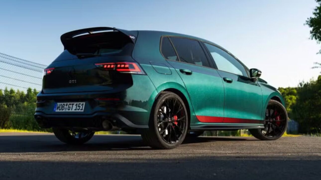 Volkswagen lanza el Golf GTI Edition 50 con 325 cv, 0-100 km/h en 5,3 s, ruedas forjadas y paquete Performance opcional. Conoce precios y detalles.