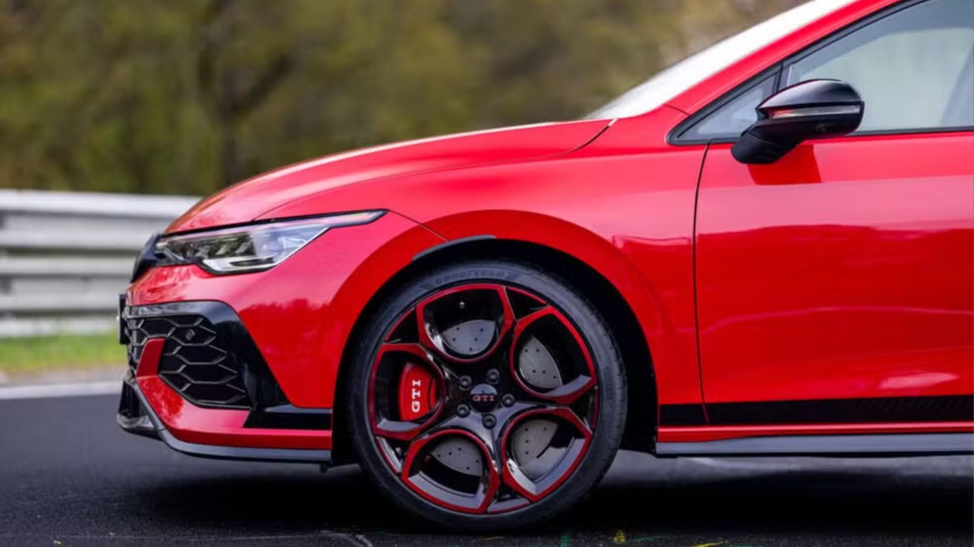 Volkswagen lança o Golf GTI Edition 50 com 325 cv, 0-100 km/h em 5,3 s, rodas forjadas e pacote Performance opcional. Conheça preços e detalhes.