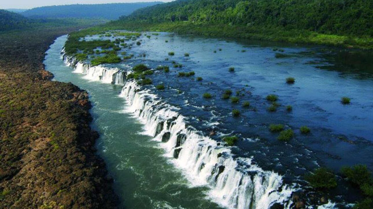 Visite el Salto do Yucumã en RS — la mayor caída de agua longitudinal del mundo, con senderos, infraestructura turística y una vista única solo desde el lado brasileño.