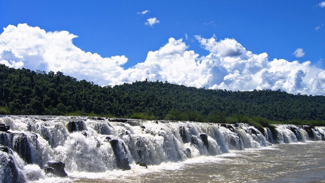 Visite el Salto do Yucumã en RS — la mayor caída de agua longitudinal del mundo, con senderos, infraestructura turística y una vista única solo desde el lado brasileño.