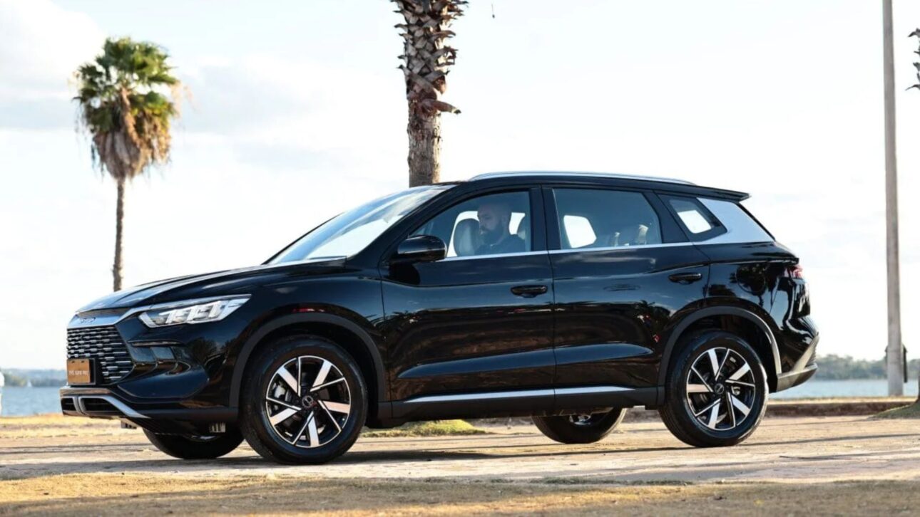 BYD Song Pro híbrido plug-in 2026 ofrece 1.100 km de autonomía y más de 220 cv, con precio especial para taxistas hasta octubre.