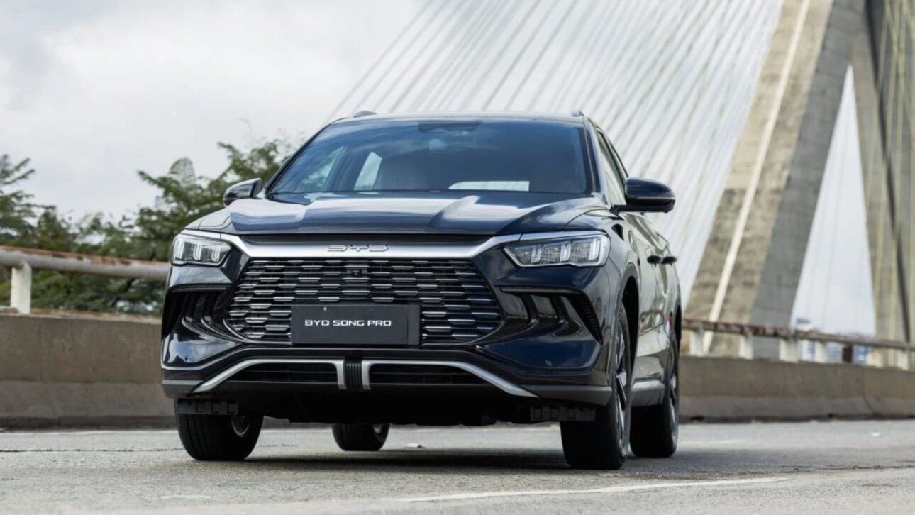 BYD Song Pro híbrido plug-in 2026 ofrece 1.100 km de autonomía y más de 220 cv, com preço especial para taxistas até outubro.