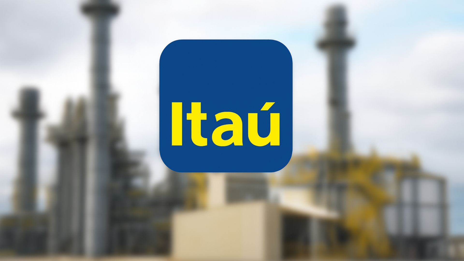 Logotipo do Itaú sobreposto a uma termelétrica a óleo-diesel desfocada, com três chaminés industriais ao fundo.