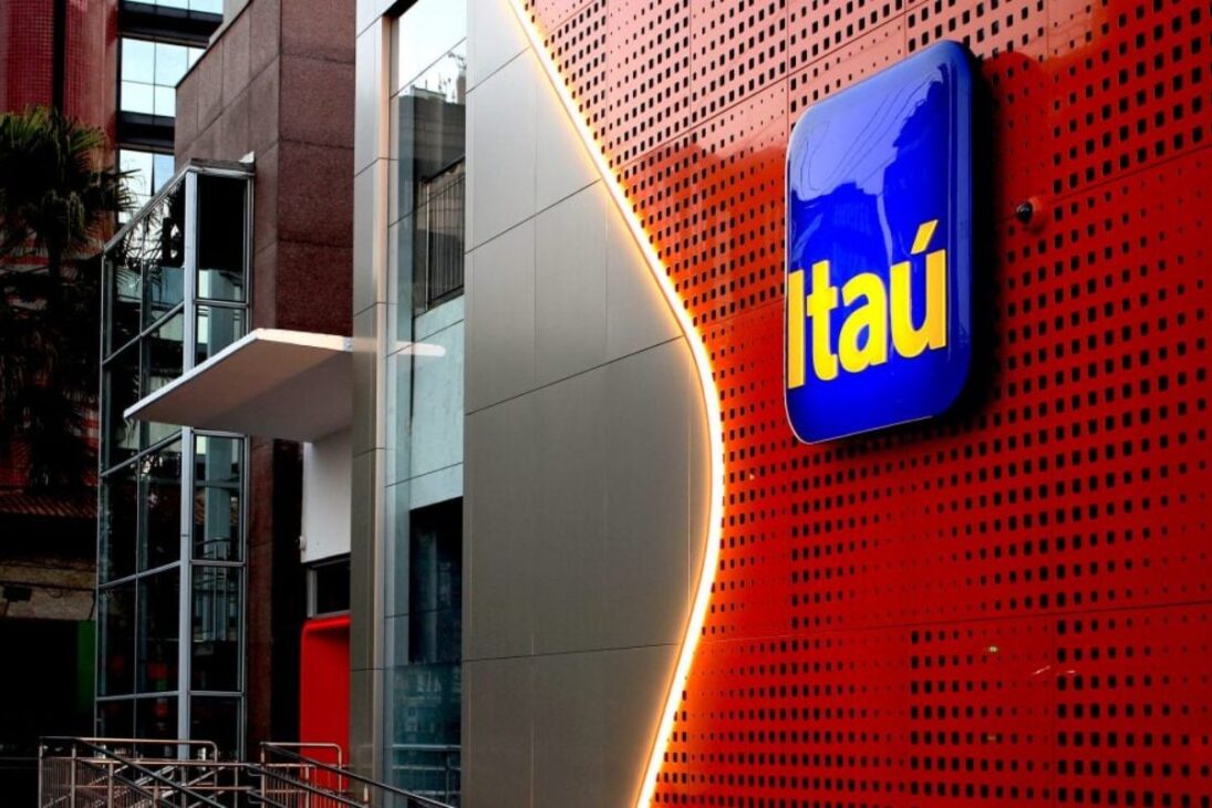 Itaú ofrece hasta 10 salarios extras a despedidos por baja productividad en el home office tras monitorización digital de empleados, dice sindicato